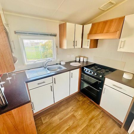 Great 8 Berth Caravan For Hire At Seawick Holiday Park In Essex Ref 27227Sw Clacton-on-Sea Exterior foto